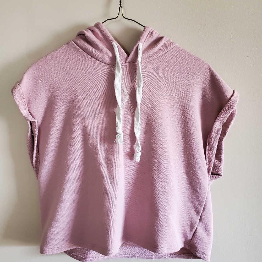 Cropped sleeveless pink hoodie
